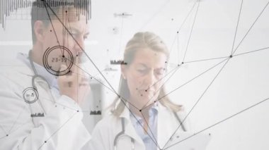 Modern klinikteki tıbbi verileri inceleyen iki doktor, yüzen düğümler ve dalga formu grafikleriyle. Sağlık, tıbbi, analiz, dijital, profesyonel, tanı, teknoloji