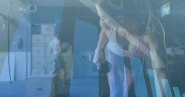 Kadın spor salonunda halter sırasına dizilmiş halde yüzen veri tabloları ve üst üste bindirmelerle. Güç antrenmanı, fitness, kas gücü, halter, atletik, spor, spor