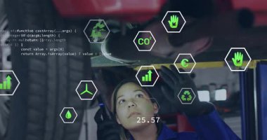 Otomotiv atölyesinde araba teftişi yapan kadın tamirci altıgen simgeleri ve kodları gösteriyor. Otomotiv, endüstriyel, fütüristik, teknik, sürdürülebilirlik, mühendislik, yenilik