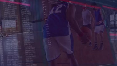 Basketbolcular spor salonunda talim yapıyor, kodlar teknoloji istatistikleriyle örtüşüyor. Sporcular, takım çalışması, robotik, rekabet, dijital, eğitim, fitness