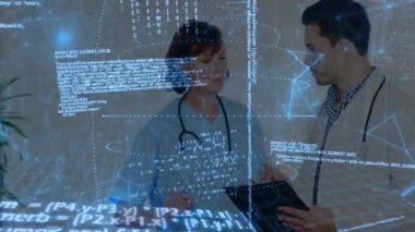 Kadın doktor laboratuarda tableti tıkırdatırken erkek doktor da şifreyle tıbbi verileri inceliyor. Teknoloji, sağlık, yenilik, tıbbi, dijital, profesyonel, işbirliği