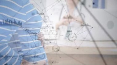 Steteskopu olan ve animasyon veri tablosu gösteren olgun bir kadın doktora klinikte danışmanlık yapıyor. Tıbbi, sağlık, dijital, teknoloji, profesyonel, danışma, analitik