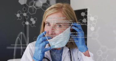 Doktor içeride cerrahi maske ayarlıyor, sağlık dalgası formunda animasyon altıgen yapılar sunuyor. Tıbbi, sağlık, teşhis, profesyonel, klinik, bilimsel, geleceksel