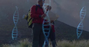 Yürüyüşçüler Alp yamacında haritada geziniyorlar, yüzen DNA sarmal grafikleri sağlık teknolojisini gösteriyor. Macera, keşif, doğa, teknoloji, yenilik, açık hava, keşif