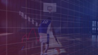 Erkek oyuncu sahada top sürüyor, kırmızı mavi finans çizelgeleri ve şamdanlar sergileniyor. Sporcu, spor, yarışma, fitness, eğitim, hareket, enerji