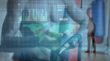 Teknoloji uzmanı, holografik dünya haritasını ofisinde gösteriyor. Tabloları ve numaraları gösteriyor. Fütürist, sürükleyici, veri görselleştirme, artırılmış gerçeklik, yenilikçi, analitik, dijital arayüz