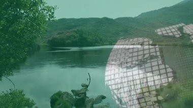 Sakin dağ gölü düz bir dizaynla, kayalık kıyı şeridi ve ağ örgüsüyle görselleştiriliyor. Doğa, sükunet, yansıma, vahşi doğa, manzara, sükunet, ahenk.