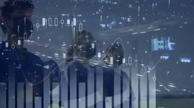 Açık havada finans eğilimlerini takip eden üç sağlık çalışanı, yüzen şamdan bar çizelgeleriyle. Tıp uzmanları, veri görselleştirmesi, kentsel çevre, takım çalışması, yenilik, teknoloji, dayanıklılık