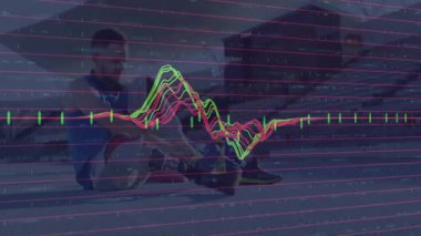 Stadyum zemininde kulaklıklarla gezen erkek sporcu, tribünlerin üzerinden geçen finansal tablolar. Sporcu, fitness, spor giyim, spor salonu, konsantrasyon, dayanıklılık, kentsel