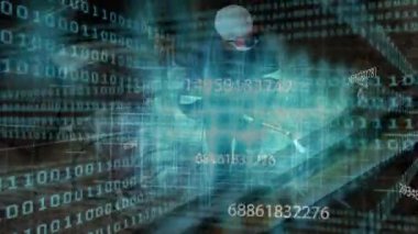 Site çalışanları çelik kiriş üzerinde kaynak makinesi kullanıyorlar. Endüstri dijitalleşmesi için ikili kaplama gösteriyorlar. Sanayi, inşaat, teknoloji, dijitalleştirme, takım çalışması, yenilik, altyapı