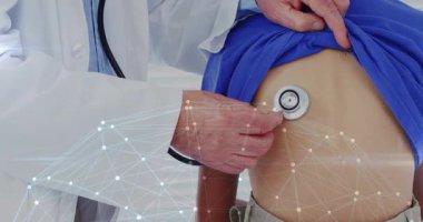 Kıdemli doktor, tıbbi muayene sırasında ağ örtüsü grafikleriyle oğlanın sırtına steteskop yerleştiriyor. Sağlık, muayene, pediatri, iletişim, klinik, tanı, sağlık