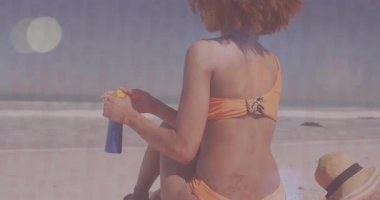 Plajdaki verileri analiz eden bir işletme yöneticisi. Palmiye üzerinde asılı duran animasyon bar çizelgesi. Güneş gözlüğü, yaşam tarzı, minimalizm, boş zaman, açık hava, canlı, gevşeme