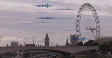Londra Gözü ve Big Ben 'in verilerle örtüldüğü panoramik nehir kenarı manzarası. Gökdelenler, şehir manzarası, dijital alarm, kentsel, gökyüzü çizgisi, geleceksel, teknoloji