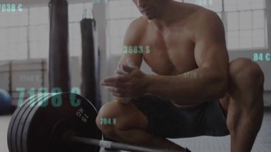 Erkek sporcu halteri kaldırmadan önce spor salonunda tebeşirle el tebeşirliyor, yüzen fitness ölçümleri gösteriyor. Güç, zindelik, eğitim, dayanıklılık, canlılık, motivasyon, kararlı