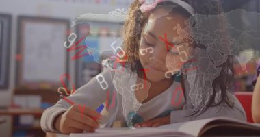 Eğitim sınıfında ders kitabı yazan kız animasyon dünya haritası ve yüzen matematik sembolleri gösteriyor. Eğitim, öğrenim, okur yazarlık, okul, gençlik, yaratıcılık, akademik