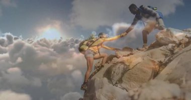 Kadın yürüyüşçü ve erkek yürüyüşçü kayalık kayalıklara tırmanıyor, yüzen sağlık simgeleri ve ilerleme çizelgesi gösteriyor. Macera, keşif, dağcılık, açık hava, dayanıklı, dayanıklı, takım çalışması