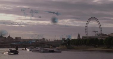 Bulutlu gökyüzünün altında Thames 'e giden beyaz feribotlar holografik UI haritaları ve radar örtülerini gösteriyor. Modern, gelecekçilik, kentsel, teknoloji, ulaşım, manzara, ufuk çizgisi