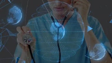 Kameraya steteskop tutan sağlık uzmanı mavi dünya hologramları ile etkileşime geçiyor. Sıhhiye, teletıp, fütüristik, teknoloji, iletişim, yenilik, veri görselleştirme