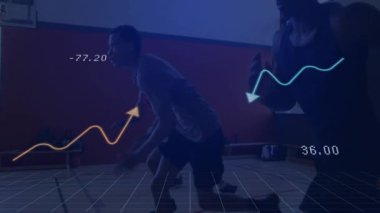 Spor salonunda antrenman yapan erkek atletler spor analitik grafikleri ve yüzen ölçümleri gösteriyor. Sporcular, antrenman, performans, dijital, görselleştirme, enerji, motivasyon