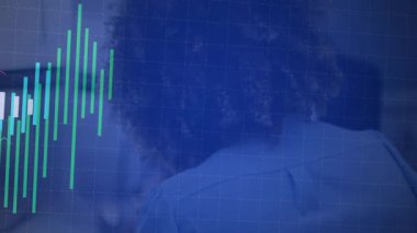 Kadın klinikte dijital finans tablosunu izliyor, renkli çizgiler ve eğilimler gösteriyor. Teknoloji, sağlık, analitik, yenilik, veri görselleştirme, profesyonel, modern