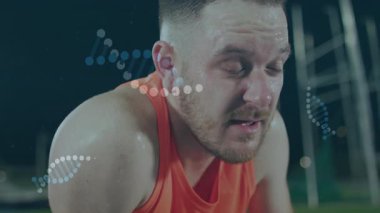Koşu pistinde ter silen erkek sporcu, DNA sarmal animasyonu ve fitness ukalalığı var. Sporcu, dayanıklılık, canlılık, kararlılık, teknoloji, açık hava, gece vakti