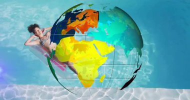 Havuzda pembe şamandıraya yaslanan bir kadın, seyahat pazarlaması için stilize edilmiş küre örtüsü sergiliyor. Rahatlama, rahatlama, yüzme, sükunet, yaz, açık hava, canlı