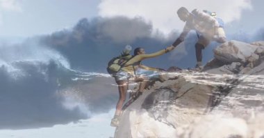 Kayalık sahile tırmanırken erkek kadına yardım ediyor. Animasyon sırt çantası, dalga simgeleri ve seyahat haritasıyla. Macera, keşif, takım çalışması, engebeli, kıyı, açık hava, dayanıklılık