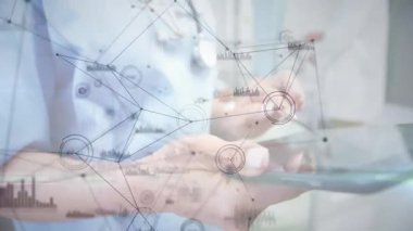 Ofiste tablete dokunan iş adamları, yüzen bar çizelgeleri ve ağ düğümleriyle birlikte. İşbirliği, analitik, teknoloji, yenilik, girişim, şirket, takım çalışması