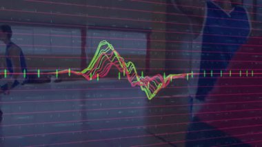 Spor analitiği altında takım arkadaşları savunma yaparken sahada top süren erkek sporcu. Spor, takım çalışması, analitik, rekabet, fitness, performans, kentsel