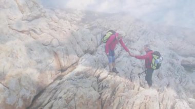 Birkaç dağlık sahil uçurumunda, canlandırılmış kalp ikonu ve sağlık tablosu sergiliyorlar. Macera, keşif, doğa, takım çalışması, vahşi doğa, açık hava, dayanıklılık