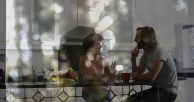 Mutfak adasında oturan çift, canlandırılmış meyve kasesi analitiği ile sağlık verilerini inceliyor. Modern, yaşam tarzı, canlı, neşeli, evcil, samimi, sağlıklı.