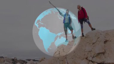 Sırt çantalı çiftler, yürüyüş direkleri, teknoloji için dijital küre örtüsü. Macera, keşif, açık hava, doğa, manzara, engebeli, aktif