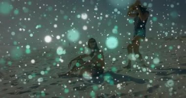 Arkadaşlar plajda oturmuş hasır şapka takıyor, pazarlama konseptini yüzen çakmak ışıklarıyla gösteriyorlar. Sahil, eğlence, canlı, yaşam tarzı, açık hava, kutlama, gündelik