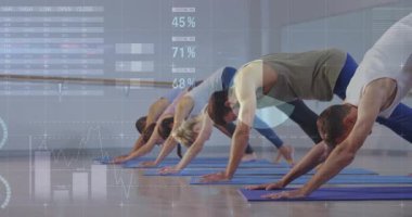 Yoga stüdyosunda aşağıya doğru köpek alıştırması yapan bir grup, animasyon sağlık turtası grafikleri dünya haritası gösteriyor. Sağlık, fitness, farkındalık, adaptasyon, geometrik, modern, profesyonel