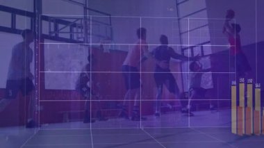 Beden eğitiminde altı adam yüzen bar ve çizelgelerle teknoloji analizi kullanarak basketbol oynuyor. Sporcular, takım çalışması, rekabet, eğitim, spor kıyafeti, dijital, performans