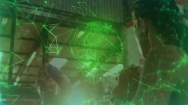 Spor partnerleri spor salonunda kablo çekerek spor yapıyor, fitness teknolojisi ağı üst üste biniyor. Fitness, power, collaboration, innovation, modern, yetkilendirme, eğitim