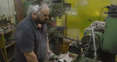 Endüstriyel atölyede teknisyen işleten metal torna, yüzen ikili kodlar sergiliyor. Makinist, imalatçı, kılavuz, sanayi, kesinlik, atölye, teknoloji