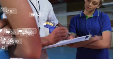 Koç, spor salonunda voleybol oynarken panoda notlar alıyor. Sporcu izliyor, ikonlar havada süzülüyor. Eğitim, akıl hocalığı, takım çalışması, motivasyon, disiplin, sportmenlik, profesyonellik