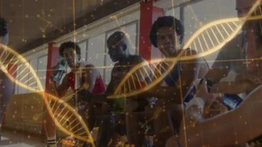 Spor salonunda yedek kulübesinde oturan erkek basketbolcular DNA sarmal veri ızgarasıyla spor teknolojisini gösteriyorlar. Atletik, takım, yoldaşlık, yenilik, güç, fitness, takım çalışması