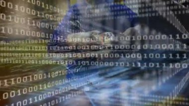 Fabrikada çalışan erkek metal üreticisi, yüzen ikili kaplamalı kıvılcımlar gösteriyor. Sanayi, teknoloji, siber güvenlik, imalat, dijital, yenilik, makine