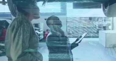 İki kadın teknisyen arabanın altını inceliyor, otomotiv tamirhanesinde animasyon çizelgeleri gösteriyor. Mekanik, takım çalışması, tanı, endüstriyel, yenilik, işbirliği, teknoloji