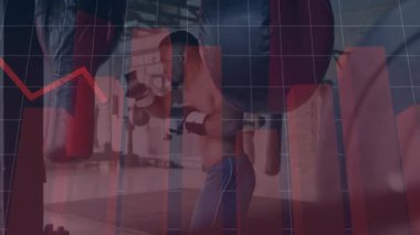 Erkek boksör spor salonunda kum torbasını yumrukluyor. Hareket sayacı ve yumruk sayısıyla. Atletik, kuvvet, fitness, eğitim, endüstriyel, kararlılık, kentsel