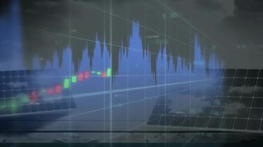 Finansal tablo güneş paneli ızgarası üzerinde akıyor, şamdan çubukları ve mavi çizgi grafiğini gösteriyor. Yatırım, enerji, sürdürülebilir, teknoloji, analitik, çevre, finans