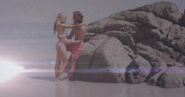 Sığ sularda kucaklaşan erkek ve kadın, seyahat pazarlaması için ışıltılı bir ışık sunuyor. Romantizm, macera, sükunet, doğa, rahatlama, açık hava, canlı