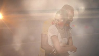 Kapalı alanda kucaklaşan çift, parlak ışık çizgileri ve canlandırılmış ışıltılar rüya gibi sağlık teması yaratıyor. Romantizm, samimiyet, bağlantı, sıcak aydınlatma, duygusal, sevgi, uyum