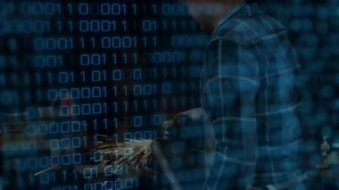 Süzülen ikili kod karıştırıcı endüstri ve teknoloji ile atölyede çalışan bir adam. Sanayi, zanaat, teknoloji, mühendislik, yenilik, kesinlik, imalat