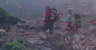 Kayalık dağ yolunda tepeye tırmanan erkek ve kadın, kablosuz ağ simgeleriyle dijital ağ örtüşüyor. Macera, keşif, esneklik, bağlantı, doğa, açık hava, refah