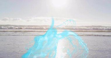 Sahilde okyanusa koşan iki sörfçü, bacaklarında dönen deniz mavisi parçacıkları olan teknolojiyi kullanıyorlar. Macera, dostluk, enerjik, dinamik, canlı, açık hava, eğlence