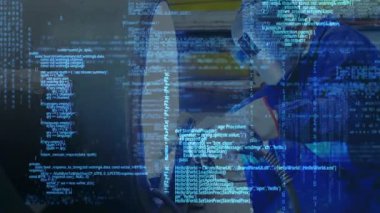 Endüstriyel atölyede çalışan erkek metal işçisi, animasyon ısı ikonu ve veri grafiğiyle. Sanayi, inşaat, güvenlik, işçilik, makine, mühendislik, yenilik