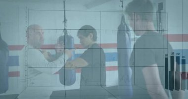 Dövüş sanatları salonunda öğrencilere rehberlik eden, eğitim yerine bar çizelgesi çizen eğitmen. Fitness, antrenman, performans, disiplin, analiz, spor, güç